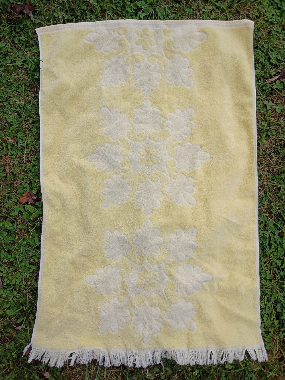 Vtg 60s Cannon Royal Family Sculted Snowflake Design Yellow Bath Towel 35 x 24